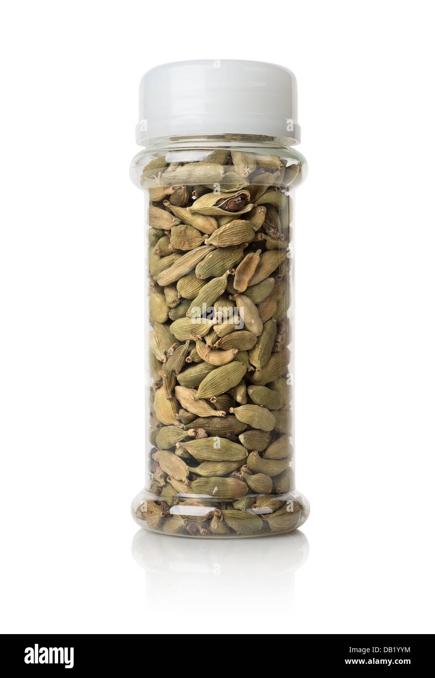 Cardamome dans un bocal de verre isolé sur blanc Banque D'Images