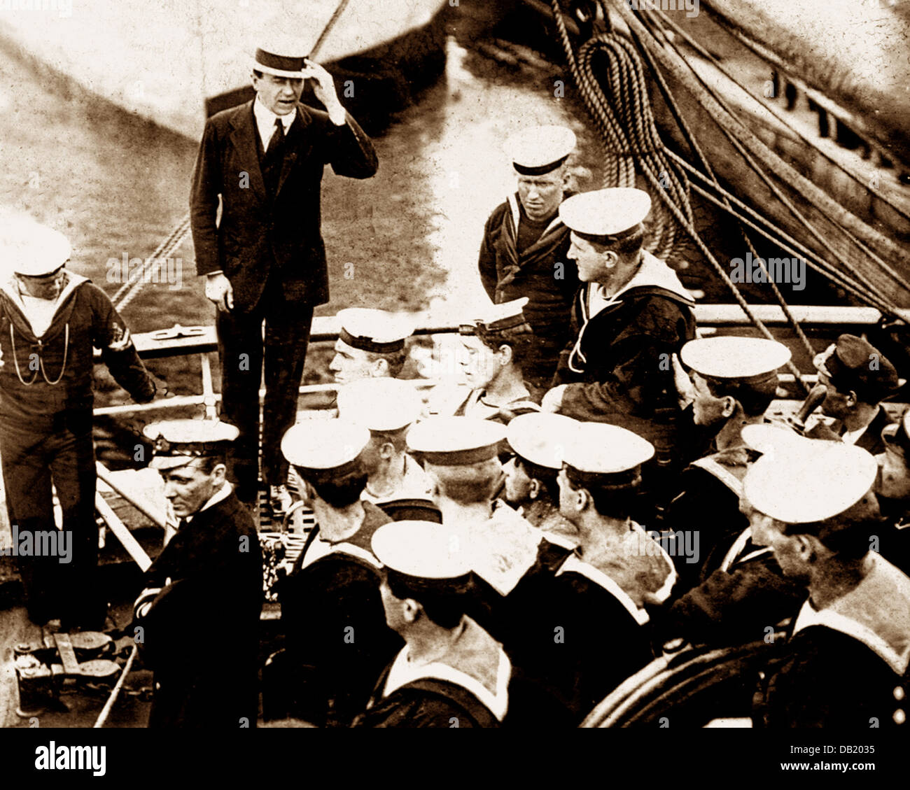 L'expédition de Scott, le Capitaine Scott sur l'équipage du Terra Nova avant le départ probablement en juin 1910 Banque D'Images