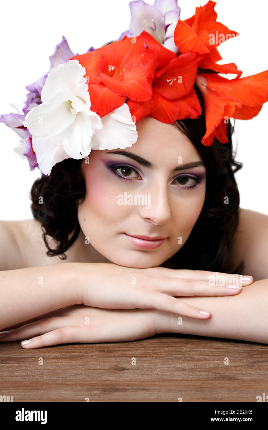 Belle jeune femme avec des fleurs dans leurs cheveux Banque D'Images