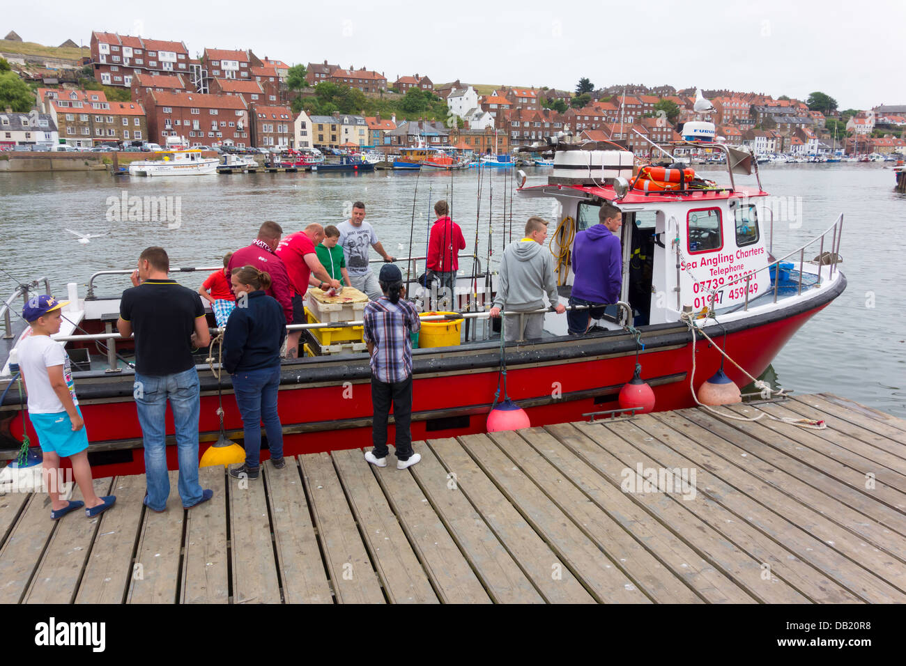 Predator ll, un bateau offrant des excursions de pêche en mer pour les pêcheurs à Whitby Harbour après voyage réussi avec équipage de fileter le poisson Banque D'Images