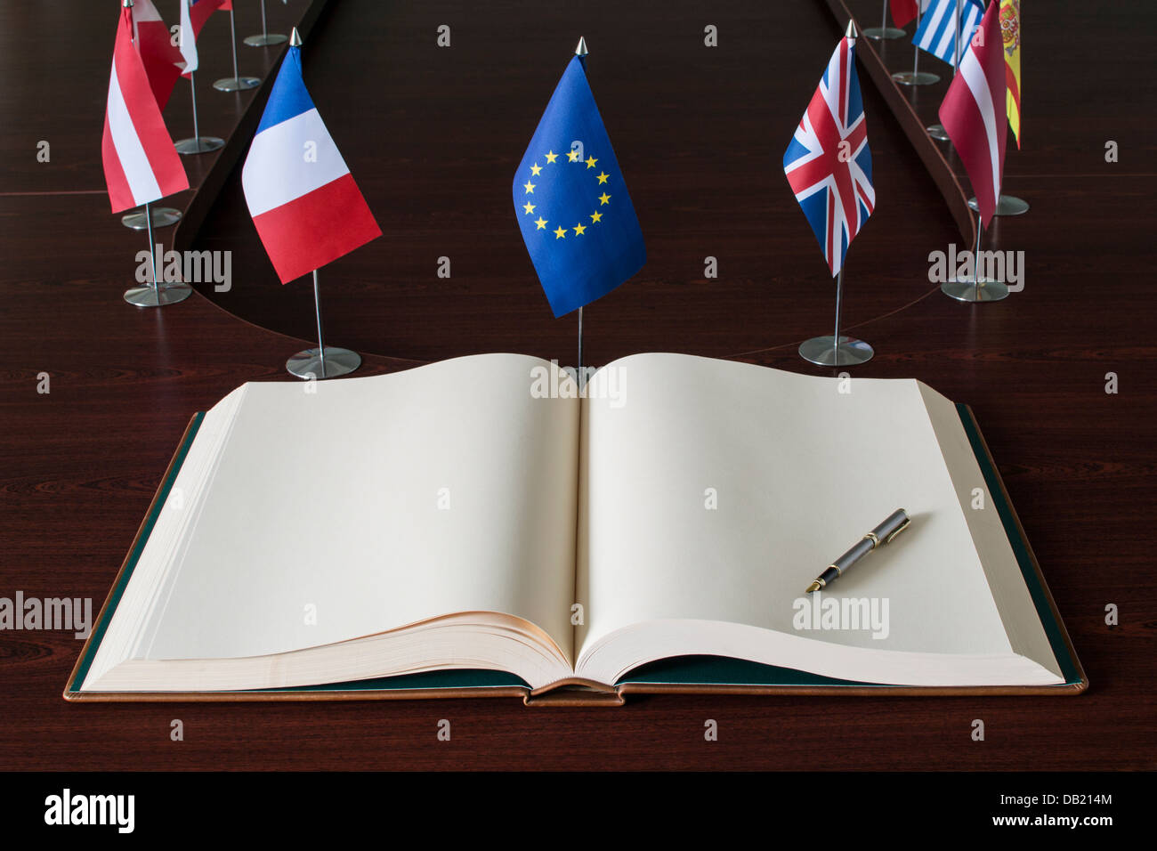 Propagation ouverte livre, stylo, l'Union européenne (UE) les drapeaux. Banque D'Images