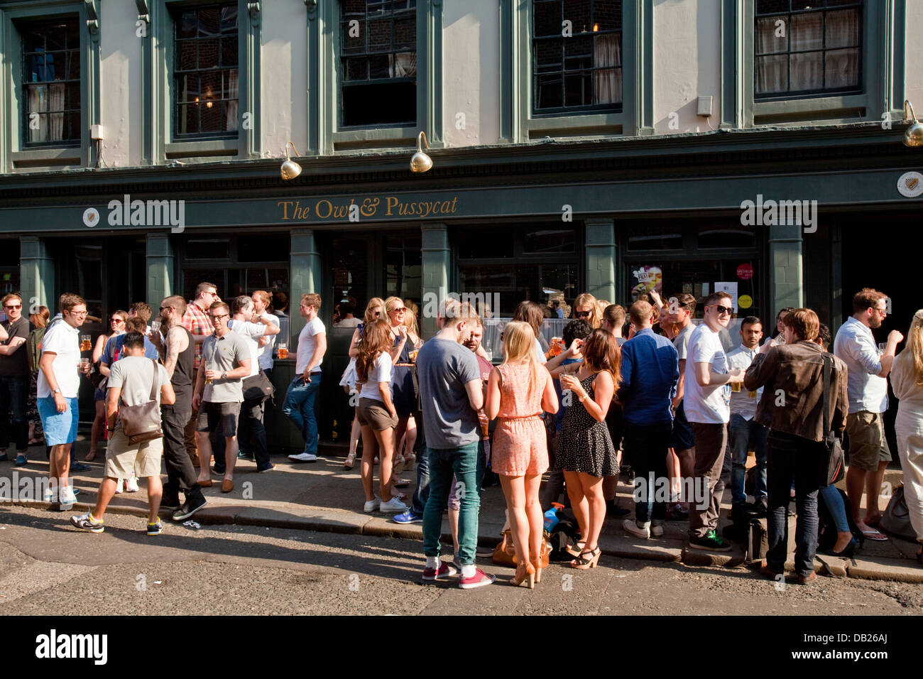 Les jeunes travailleurs de bureau se détendre après le travail à l'Hibou & Pussycat Pub, Shoreditch, Londres, Angleterre Banque D'Images