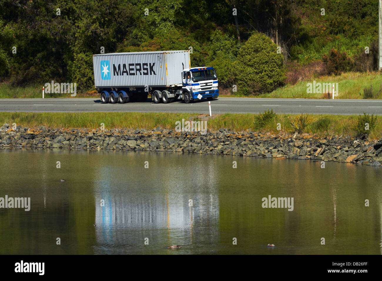 Camion conteneur à côté de l'Otago Harbour près de Port Chalmers, Dunedin, Otago, île du Sud, Nouvelle-Zélande Banque D'Images