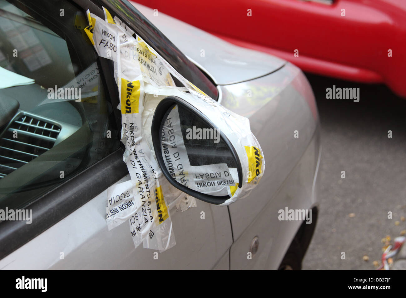 Ruban adhésif nikon utilisé pour la réparation de voiture cassée wing mirror en italie Banque D'Images