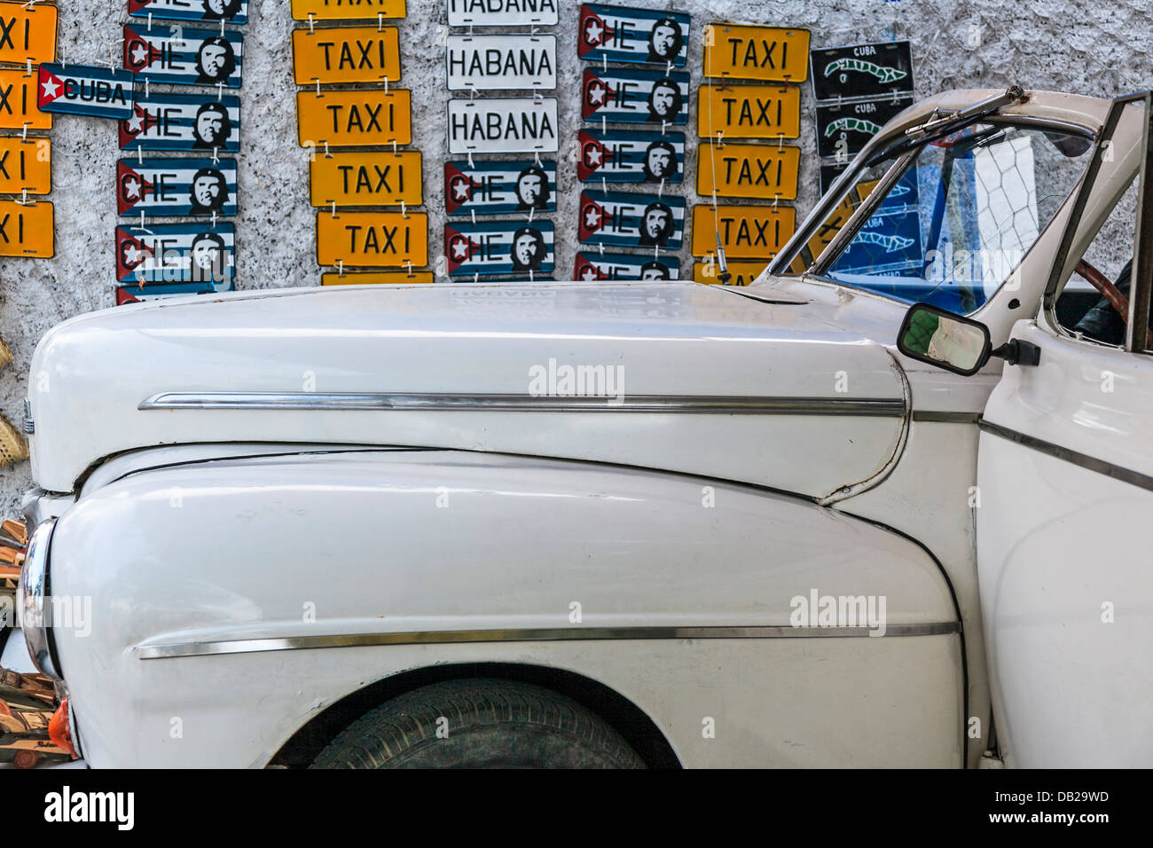 Voiture vintage blanc et plaques de taxi cubain Banque D'Images