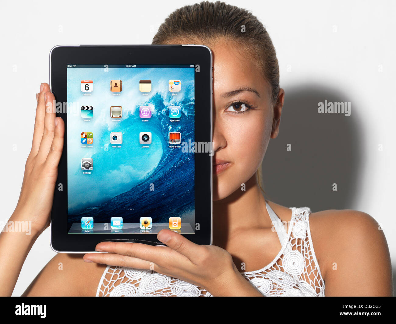 Licence disponible sur MaximImages.com - jeune femme asiatique souriante étudiant avec Apple iPad tablette dans ses mains Banque D'Images