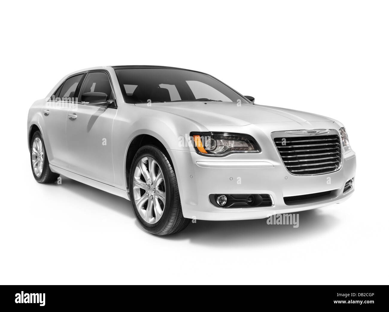 Licence disponible à MaximImages.com - voiture familiale de luxe Chrysler Silver 2013 isolée sur fond blanc Banque D'Images