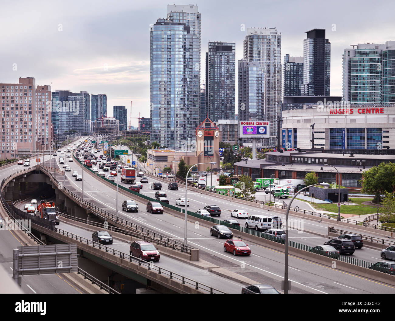 Le centre-ville de Toronto le Gardiner Expressway, l'autoroute express Gardiner, Ontario, Canada 2013. Banque D'Images