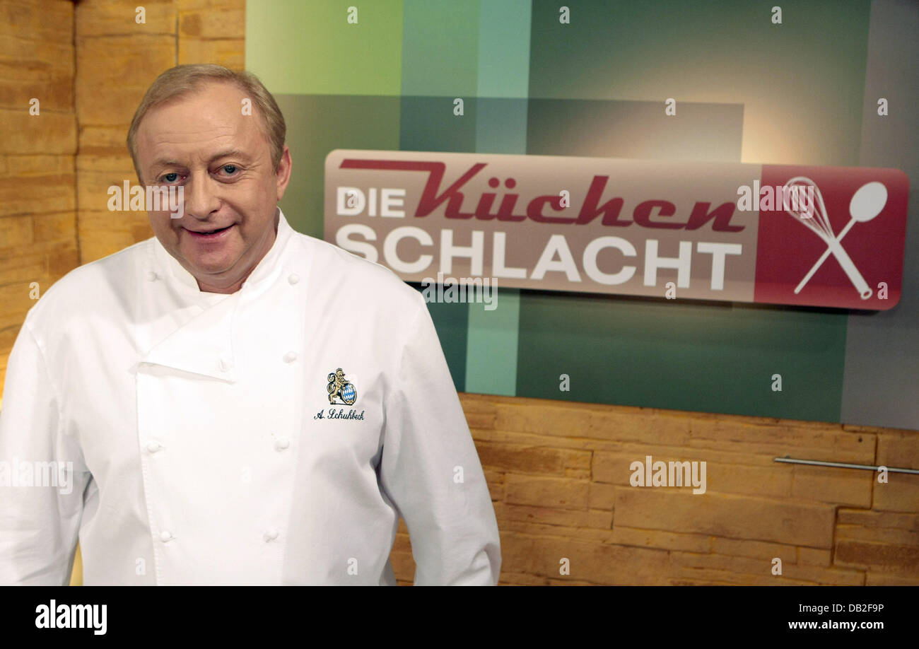 Décorées star chef allemand Alfons Schuhbeck pose au cours de l'enregistrement de l'émission de cuisine Cuisine 'Bataille' ('Die Kuechenschlacht') à Hambourg, Allemagne, 18 décembre 2007. Six candidats s'affrontent dans l'émission hebdomadaire jugés et éliminés par les chefs. Le gagnant est accordé à cuisiner avec des chefs dans la cuisine TV show 'Kerner kocht'. Photo : Ulrich Perrey Banque D'Images