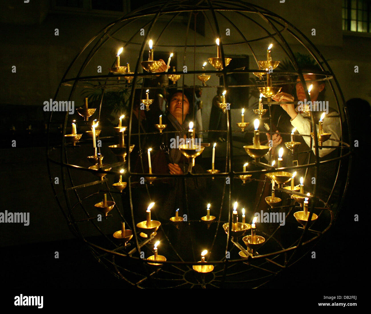 Les gens allument des bougies à l'église Saint Nicolas dans le centre historique de Stockholm, Suède, le 08 décembre 2007. L'église Saint Nicolas est la plus ancienne église de Stockholm. Photo : Kay Nietfeld Banque D'Images