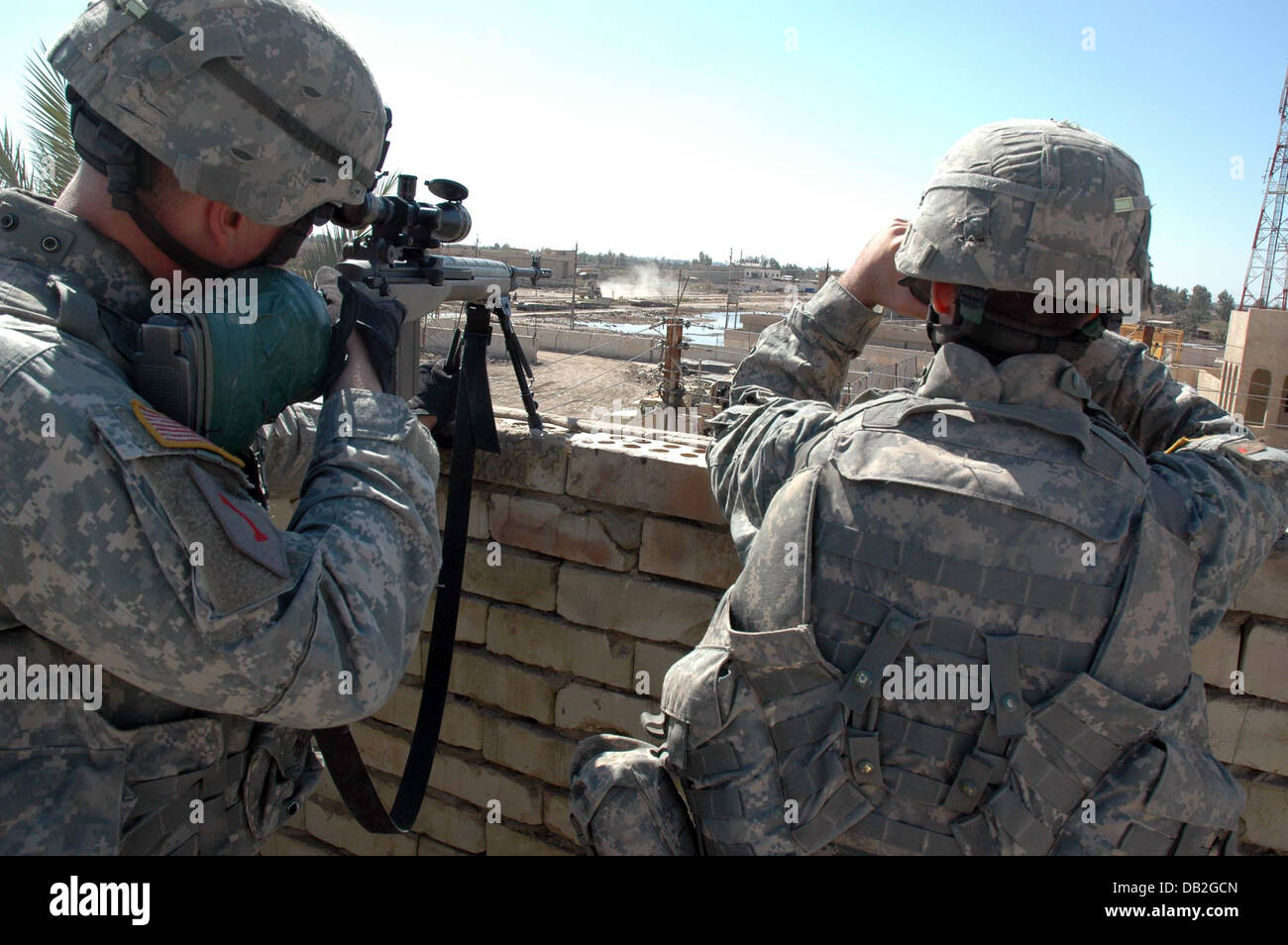 US-tireurs de la 1re Division d'infanterie du 9e bataillon du génie guard le nouveau Centre de sécurité commune à partir d'un haut toit à Bagdad, Iraq, mars 2007. Photo : Carl Schulze Banque D'Images