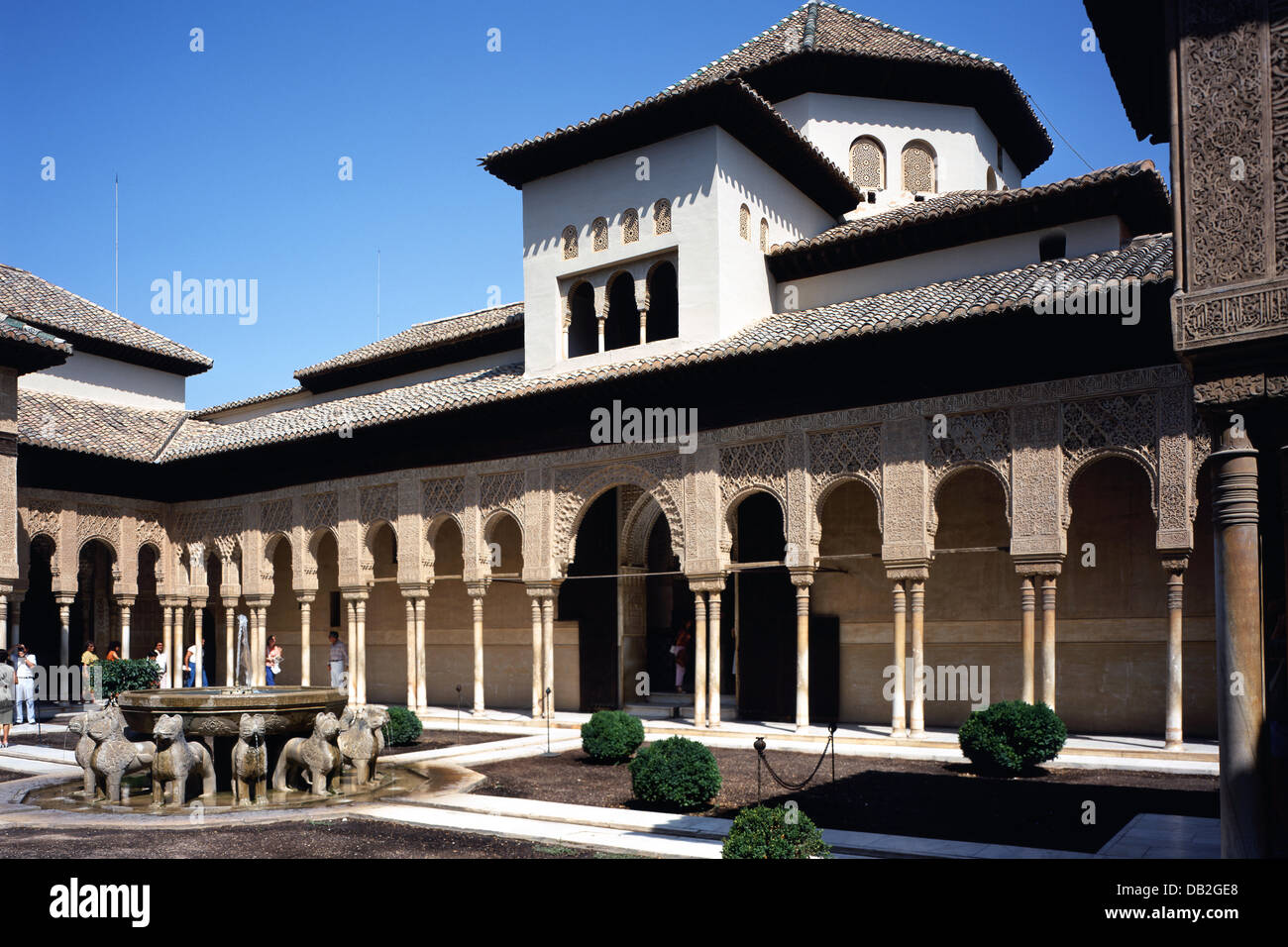 La photo montre le patio de leones et d'arcades à l'Alhambra, Grenade, Espagne, 2007. Pendant 250 ans la dynastie Nasride résidaient dans le bâtiment spectaculaire. Il a été classé au patrimoine mondial de l'UNESCO depuis 1984. Photo : Friedel Gierth Banque D'Images