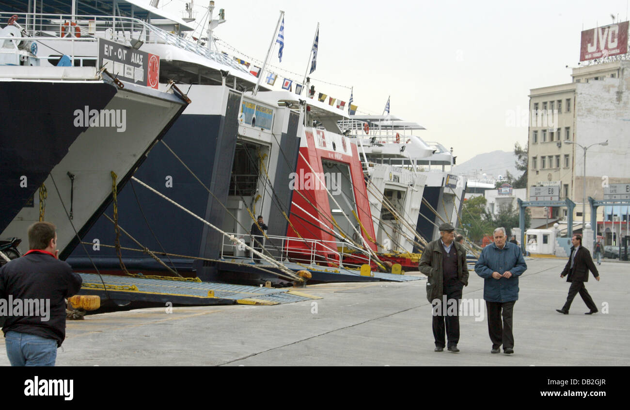 Véhicule ferries moor dans le port du Pirée à Athènes, Grèce, le 12 décembre 2007. De nombreux ferries ont été annulé en raison d'une grève générale, qui a aussi commis de banque, fonctionnaires, avocats, enseignants et journalistes ont participé à. Les syndicats ont protesté contre la réforme des retraites du gouvernement conservateur, l'élévation de l'âge de la retraite de deux ans. Le gouvernement fait valoir que les réformes sont i Banque D'Images