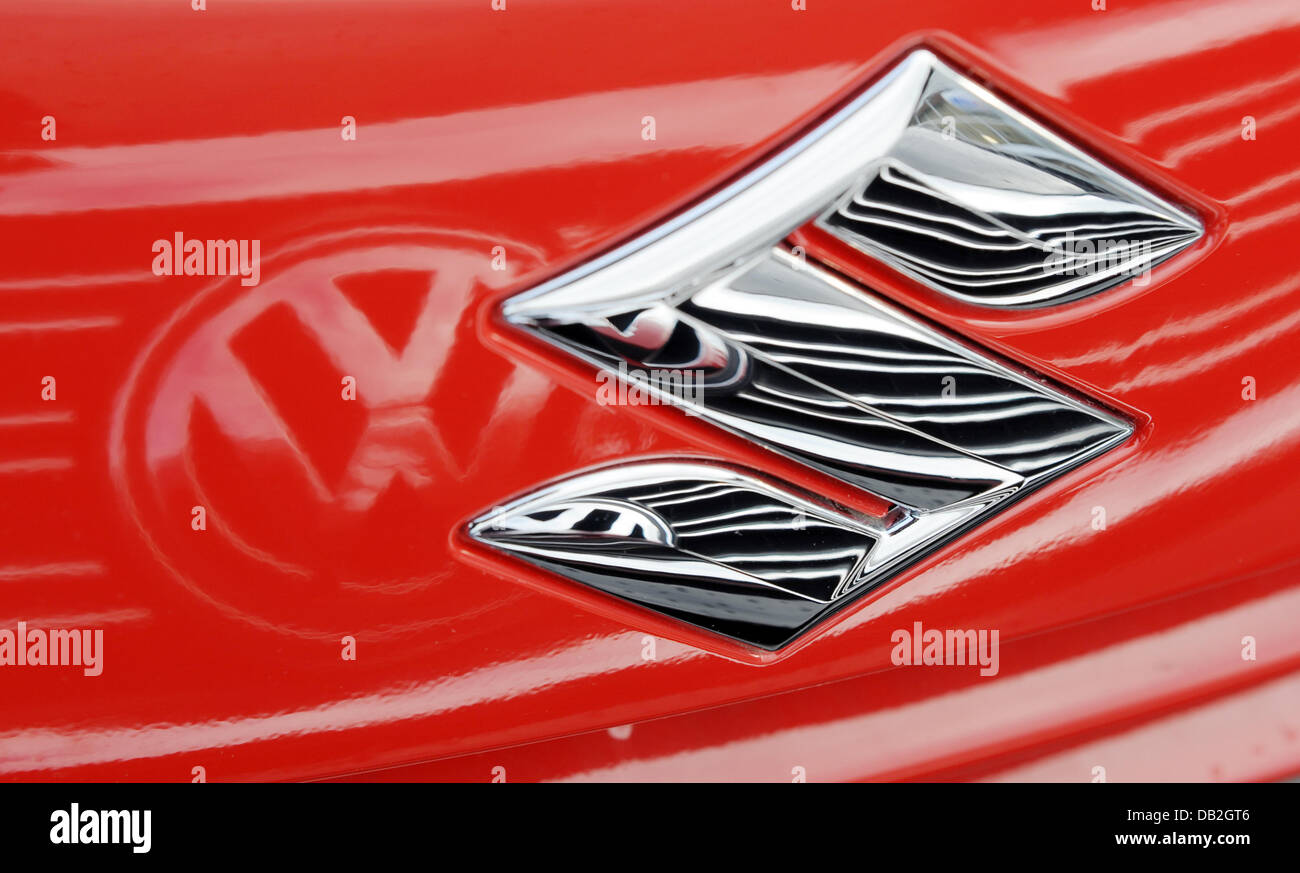 (Afp) - Un fichier photo en date du 09 décembre 2009 montre le logo de Volkswagen compte dans un revêtement rouge d'un Suzuku chariot près de la logo de la dernière à Plattling, Allemagne. Le constructeur automobile japonais Suzuki a l'intention de quitter l'imbrication financière avec Volkswagen, selon Suzuki, le 12 septembre 2011. Volkswagen a une part de 19,9 % dans Suzuki depuis décembre 2009. P Banque D'Images