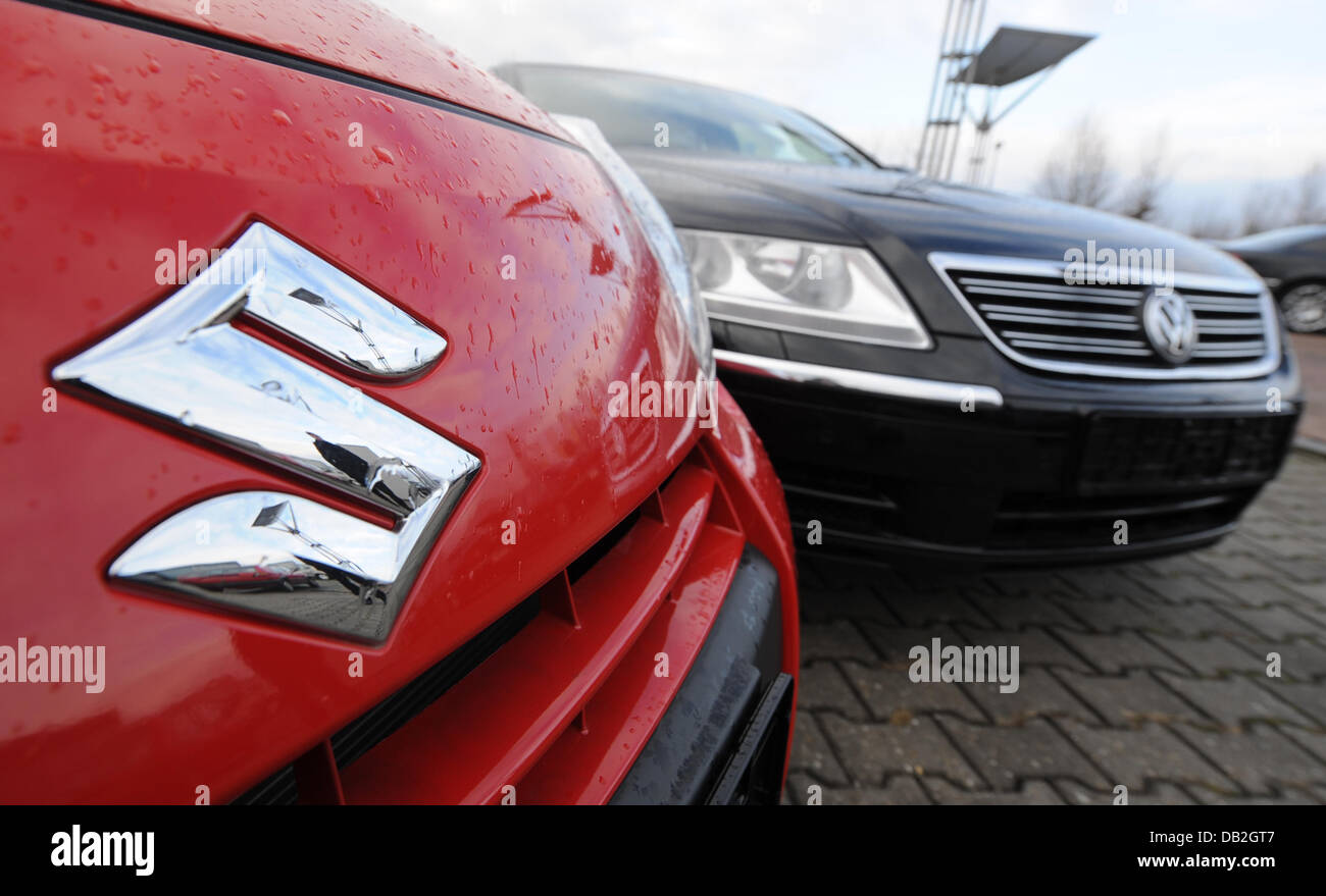 (Afp) - Un fichier photo en date du 09 décembre 2009 montre Volkswagen Phaeton (R) garée à côté d'une Suzuki voiture à Plattling, Allemagne. Le constructeur automobile japonais Suzuki a l'intention de quitter l'imbrication financière avec Volkswagen, selon Suzuki, le 12 septembre 2011. Volkswagen a une part de 19,9 % dans Suzuki depuis décembre 2009. Photo : Armin Weigel Banque D'Images