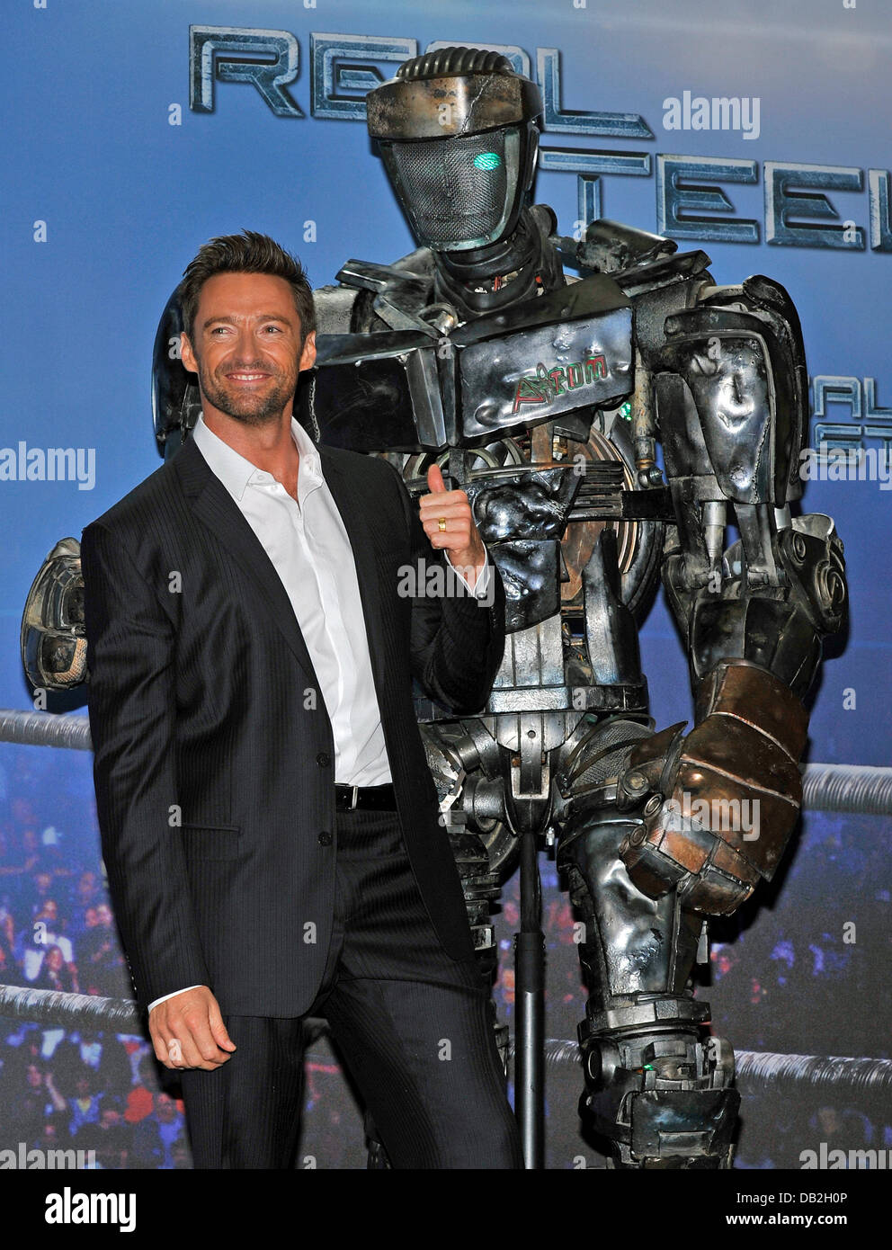 L'acteur australien Hugh Jackman pose avec le robot 'Atom' lors d'un  photocall pour le film 'Real Steel à Munich, Allemagne, 12 septembre 2011.  Le film arrive les salles allemandes le 10 novembre