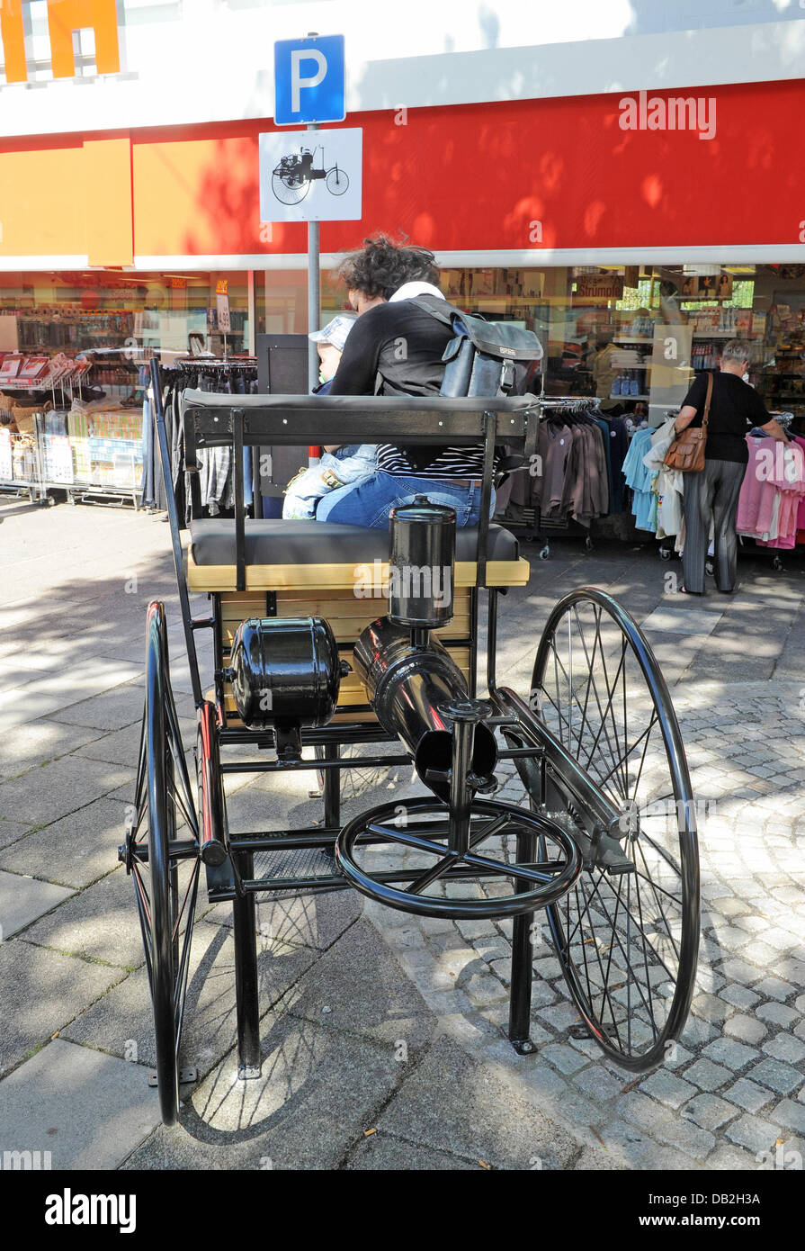 Une copie d'un Benz Patent-Motorwagen no 1 s'asseoir dans la zone de Mühlburg de Karlsruhe, Allemagne, 12 septembre 2011. La copie a été mis en place pour se souvenir de la voiture pioneer Carl Benz avec une place de parking. L'œuvre, qui pèse environ 500 kilogrammes, est dotée de sièges en cuir avec dos comme sur l'original. Le travail va y rester pour toujours, où la maison natale d'être démoli Banque D'Images