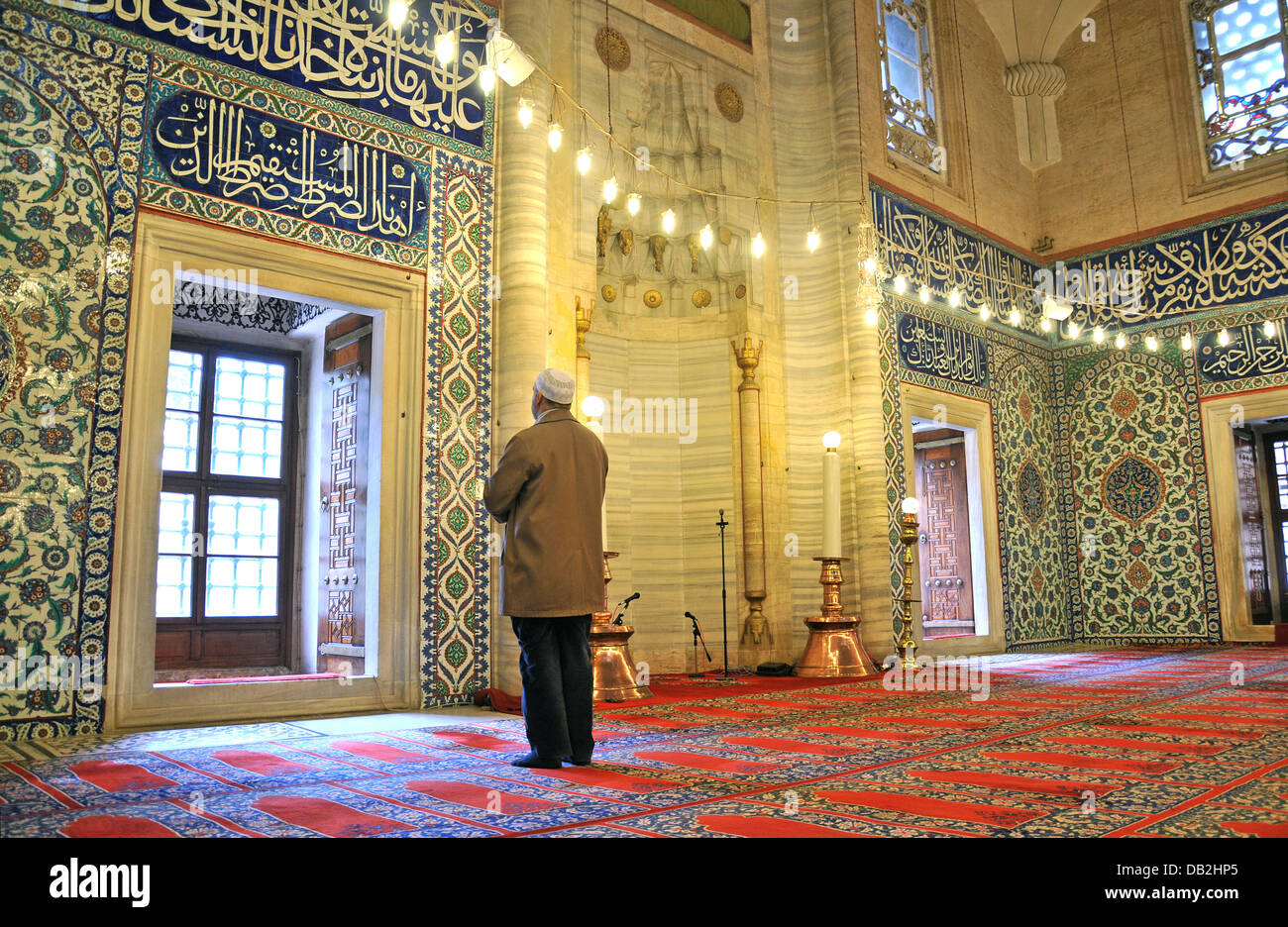 Les prières musulmanes dans la mosquée, seul Banque D'Images