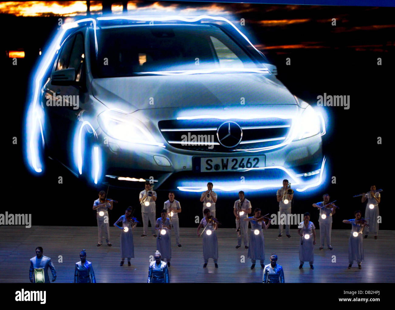 La nouvelle Mercedes Classe-B est présentée sur un immense mur multi media sur le stand de Mercedes dans le Salon International de l'automobile IAA de Francfort, Allemagne, 13 septembre 2011. Du 15 au 25 septembre 2011 exposants du monde entier présenteront les nouvelles tendances de l'industrie automobile, dirigé par mobilité électronique et des véhicules hybrides. Photo : FRANK RUMPENHORST Banque D'Images