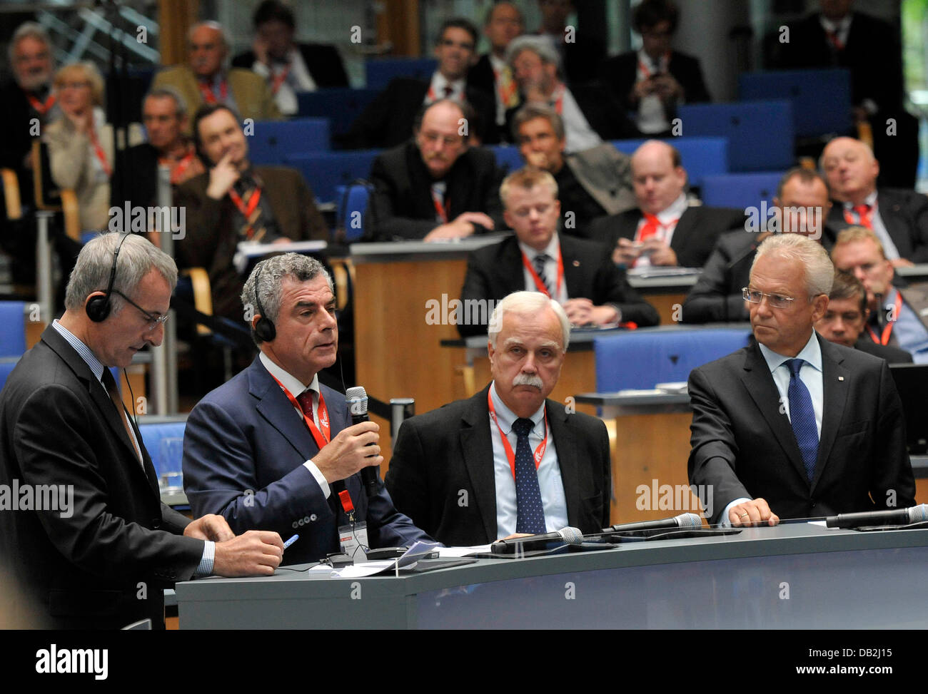 Président de la Société Nationale des Chemins de fer français SNCF, Guillaume Pepy (L-R), PDG de Ferrovie dello Stato (Chemins de fer de l'État), le principal opérateur du réseau ferroviaire italien, Mauro Moretti, directeur exécutif de la Communauté européenne du rail (CER) Le Dr Johannes LUDEWIG, directeur général de la Deutsche Bahn (chemins de fer allemands) Ruediger Grube assister à la 'Trafic Ta Banque D'Images