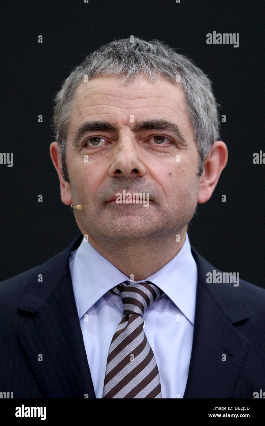 Le comédien Rowan Atkinson (M. Bean) parle au cours d'une présentation de la nouvelle Rolls-Royce "Ghost" à l'International de l'IAA de Francfort, Allemagne, 13 septembre 2011. Du 15 au 25 septembre 2011 exposants du monde entier présenteront les nouvelles tendances de l'industrie automobile, dirigé par mobilité électronique et des véhicules hybrides. Photo : Fredrik von Erichsen Banque D'Images