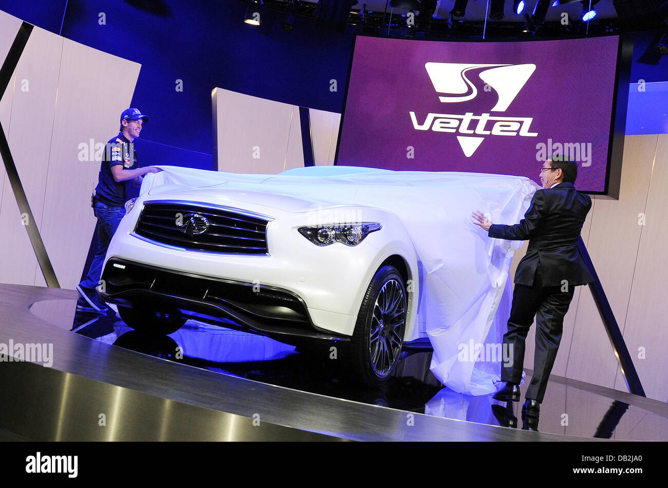 Champion du Monde de Formule 1, Sebastian Vettel (L), et la tête de conception d'Infiniti, Shiro Nakamura, dévoilent un Sebastian Vettel-version d'une Infiniti FX sur le stand d'Infiniti au Salon International de l'automobile IAA de Francfort, Allemagne, 13 septembre 2011. Du 15 au 25 septembre 2011 exposants du monde entier présenteront les nouvelles tendances de l'industrie automobile, dirigé par ele Banque D'Images