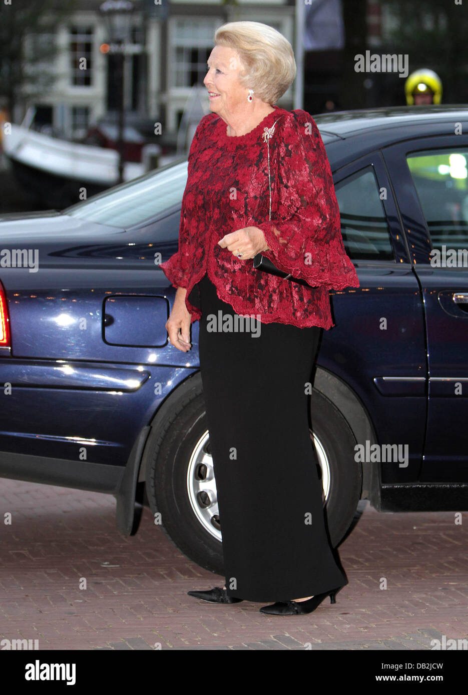 La Reine Beatrix des Pays-Bas arrive pour le 50e anniversaire de la Dutch National Ballet à l'Het Muziektheater d'Amsterdam, Pays-Bas, 13 septembre 2011. Photo : PRE-Albert Nieboer Pays-bas OUT Banque D'Images