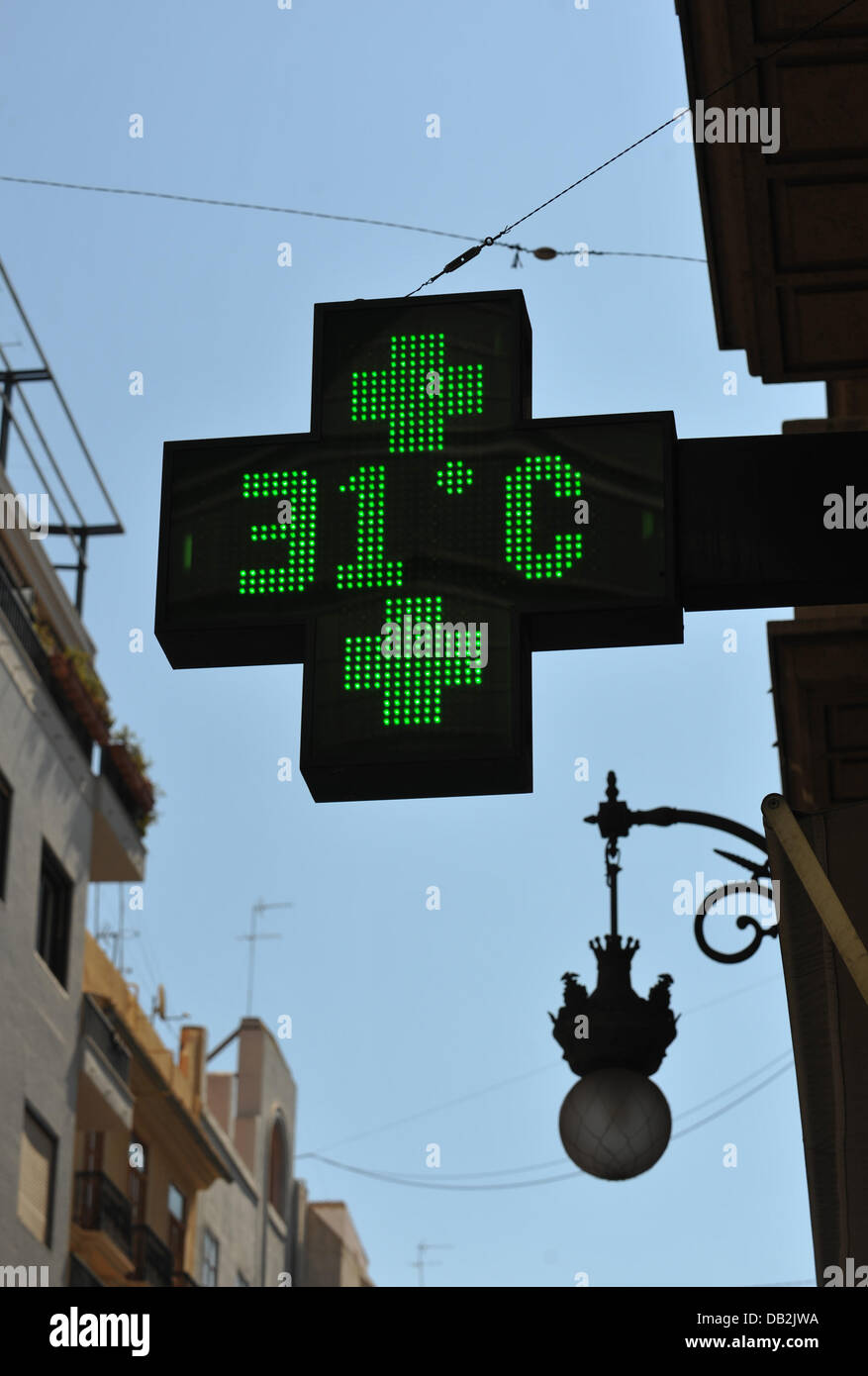 Sur un logo de la pharmacie dans la ville de Valence la température indique 31 degrés Celsius avant le groupe de la Ligue des Champions un match de foot entre Villarreal CF et le FC Bayern Munich au Stade El Madrigal de Villarreal, Espagne, 14 septembre 2011. Photo : Andreas Gebert dpa Banque D'Images