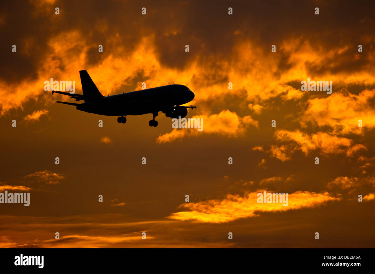 (Dossier) une archive photo datée du 18 août 2011 montre un avion du passager à l'atterrissage à l'Aéroport Schoenefeld de Berlin avec un ciel du soir à Selchow, Allemagne. Cinq ans après le Tribunal administratif fédéral a approuvé la construction de l'aéroport dans la capitale allemande, les juges à Leipzig ont mis l'affaire sur la table. Le mardi, 20 septembre 2011, l'audience en vol de nuit re Banque D'Images