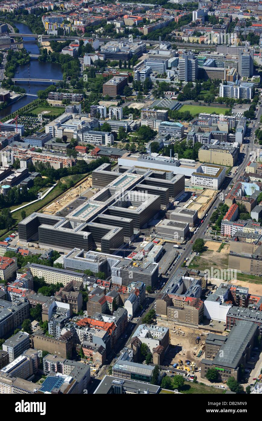 Berlin 2013/06/05 Vue sur le site de construction du nouveau siège à Chausseestrass BND dans le quartier de Mitte. Le Service fédéral de renseignements (BND) s'appuie sur un site de 10 hectares pour environ 4 000 employés. Il est construit selon les plans de l'architecte Kleihues Berlin bureaux  + Kleihues. Banque D'Images