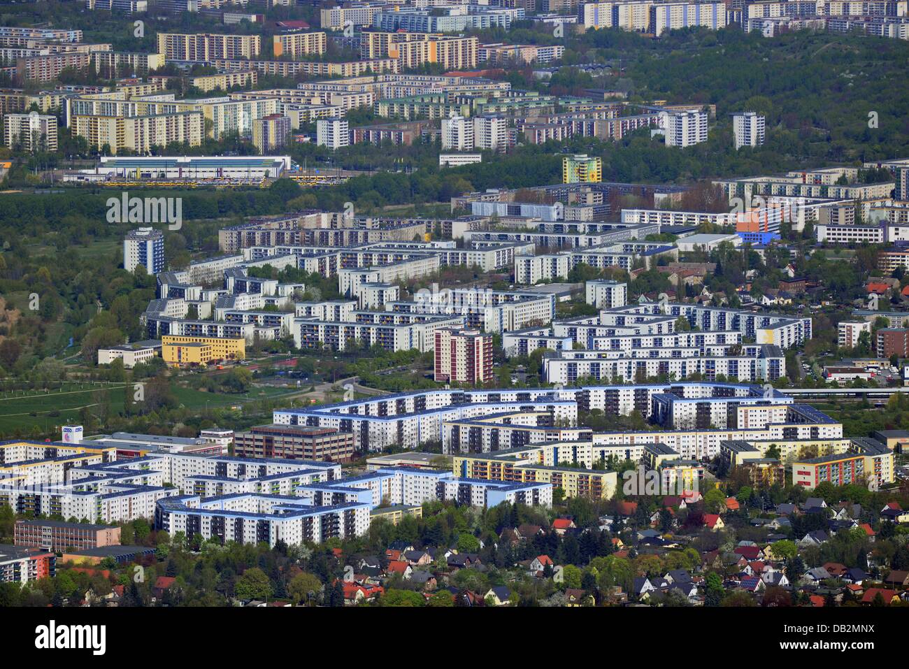 Berlin 2013/05/04 vue sur la ville depuis le village de Marzahn-Hellersdorf district avec le plus grand bloc contigu de zones résidentielles en manière de RDA - fois. Banque D'Images