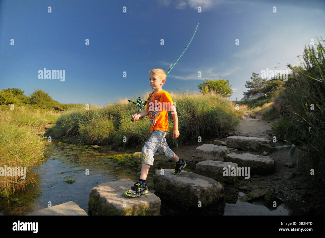 Jeune garçon de passage de pêche de l'estuaire de la rivière teifi stepping stones poppit sands pembrokeshire Banque D'Images