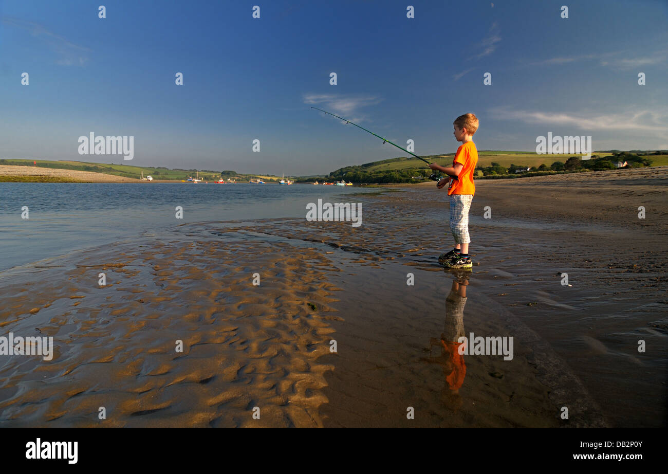 Jeune garçon de pêche de l'estuaire de la rivière teifi poppit sands pembrokeshire Banque D'Images
