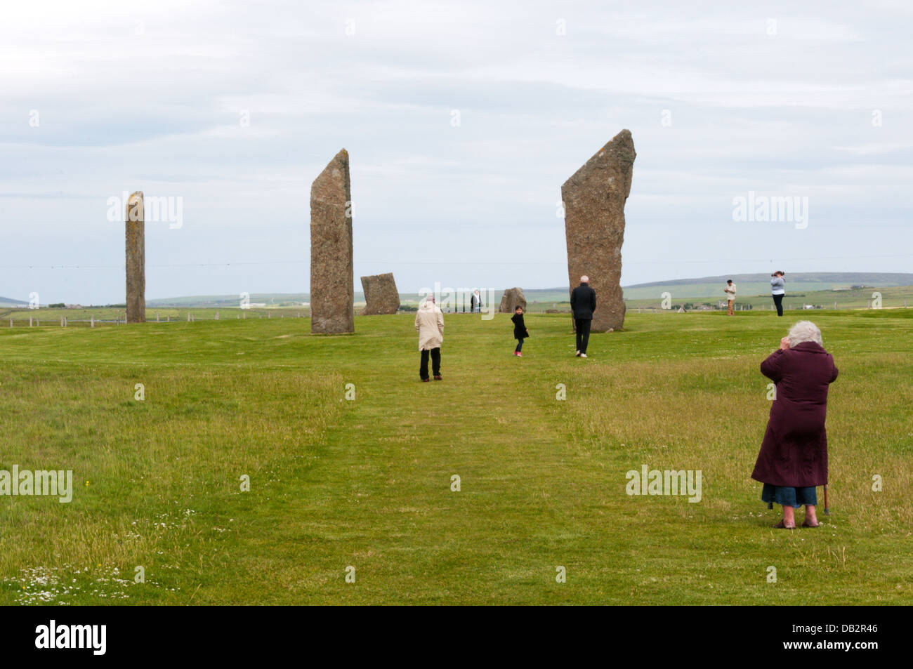 Les touristes à les pierres de Stenness, Mainland, Orkney. Banque D'Images