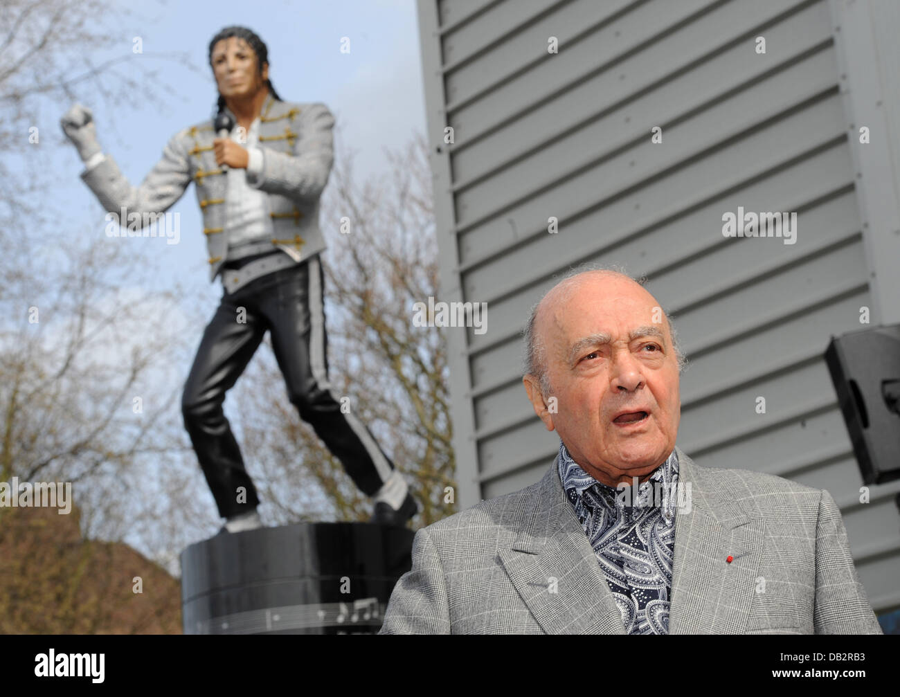 Mohamed Al Fayed Dévoilement de la statue de Michael Jackson à Craven Cottage de Fulham stadium. Londres, Angleterre - 03.04.11 Banque D'Images