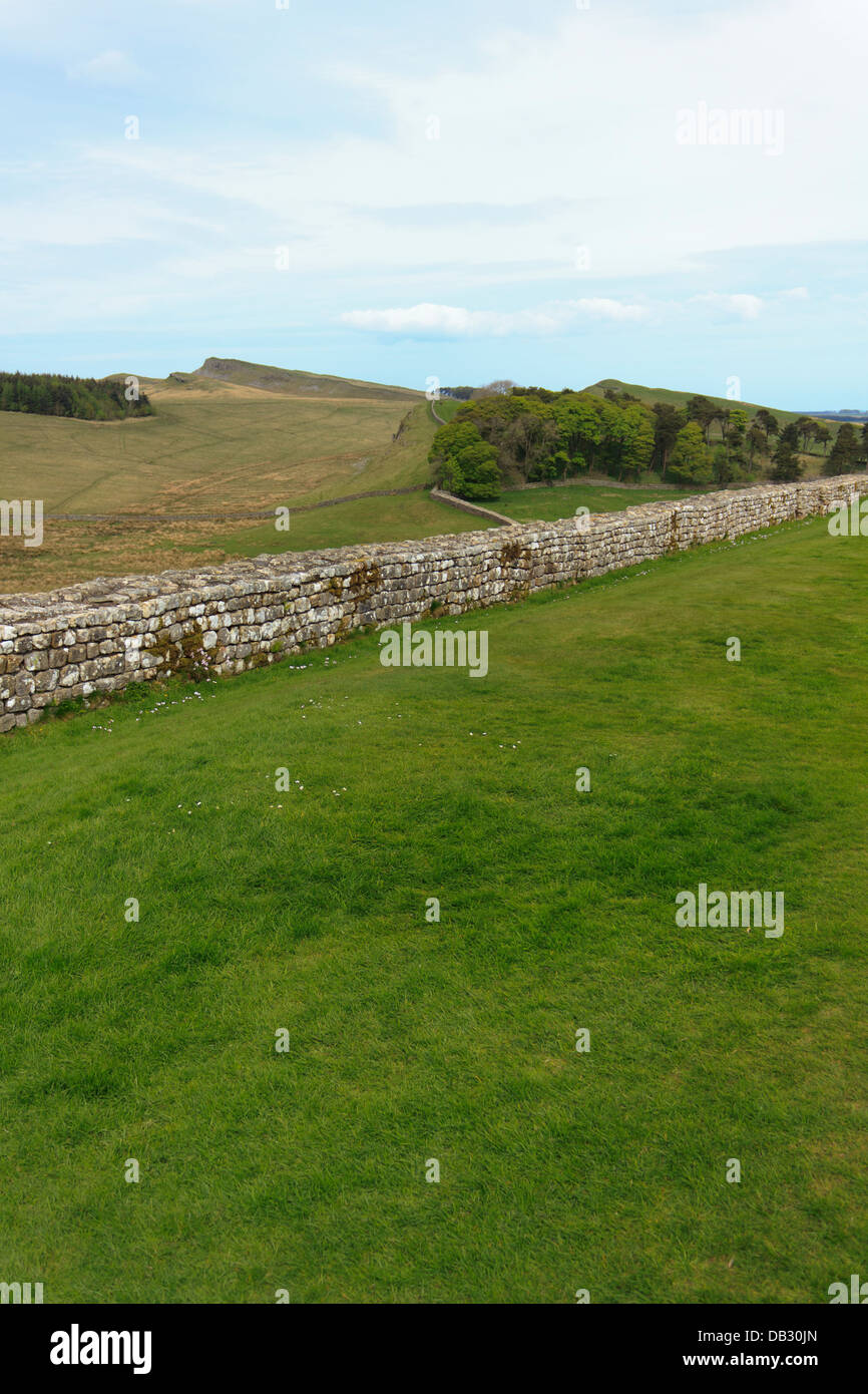 Mur d'Hadrien contre la campagne du Northumberland. Banque D'Images