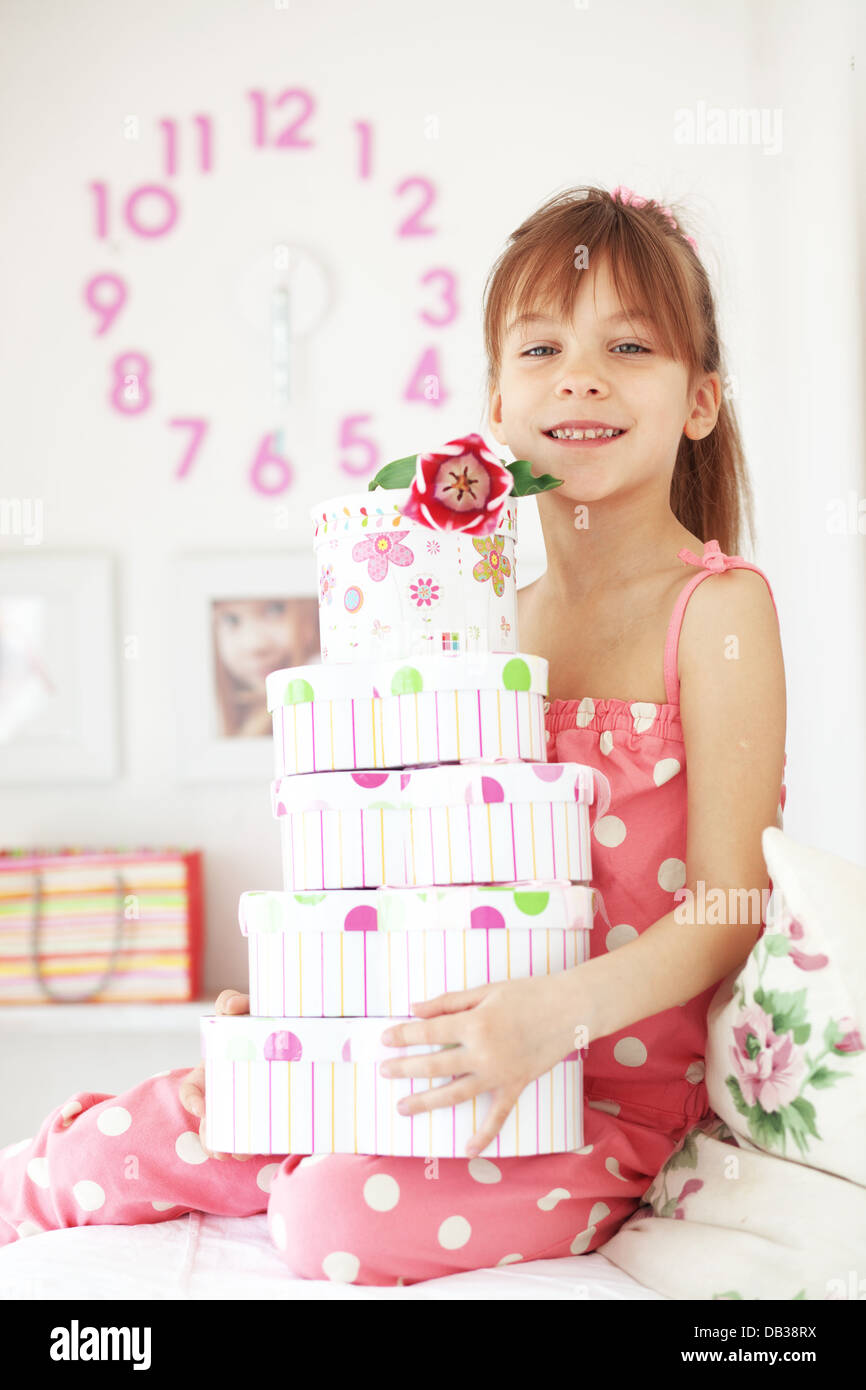 Kid girl with gift boxes Banque D'Images
