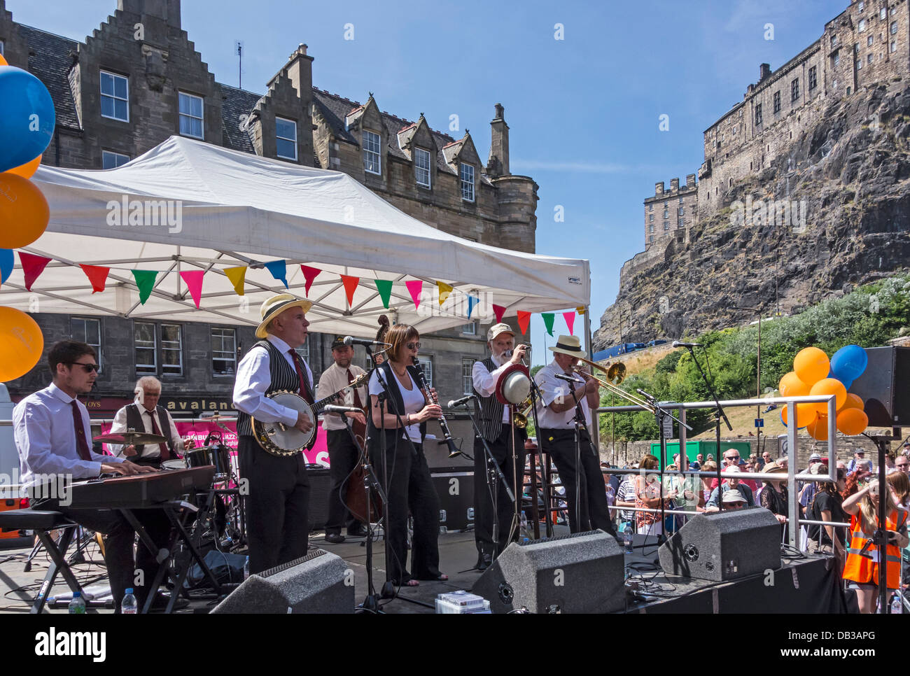 Le Rae Brothers New Orleans Jazz Band playing at 2013 Edinburgh Jazz & Blues Festival à Grassmarket à l'événement de Mardi Gras Banque D'Images