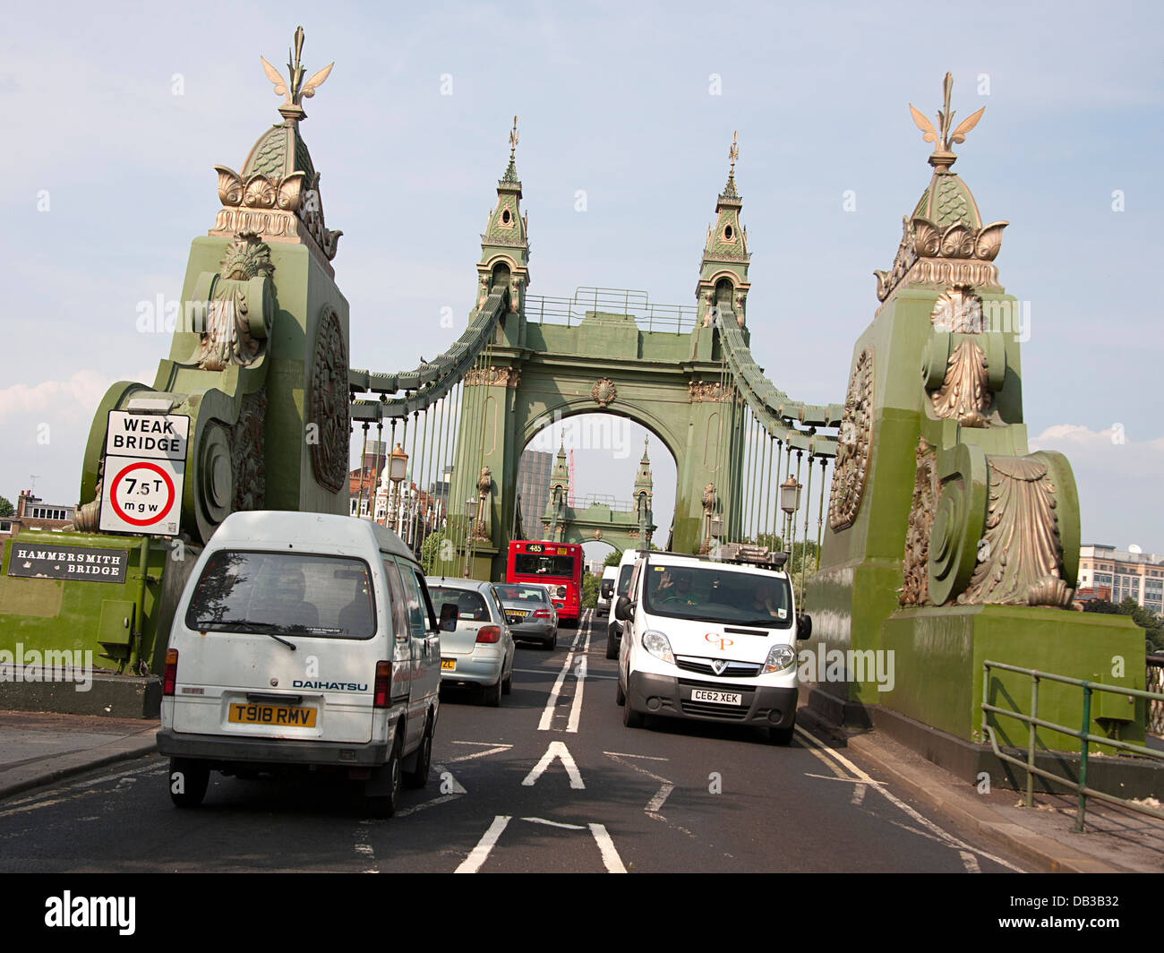 La circulation sur le pont de Hammersmith, Londres. Banque D'Images