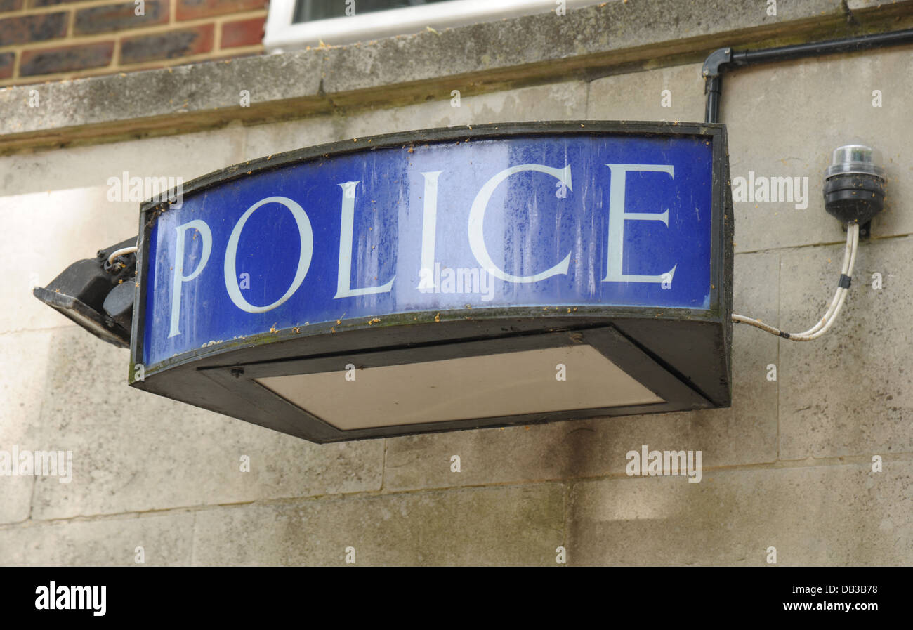 Signe de la police sur un poste de police Banque D'Images