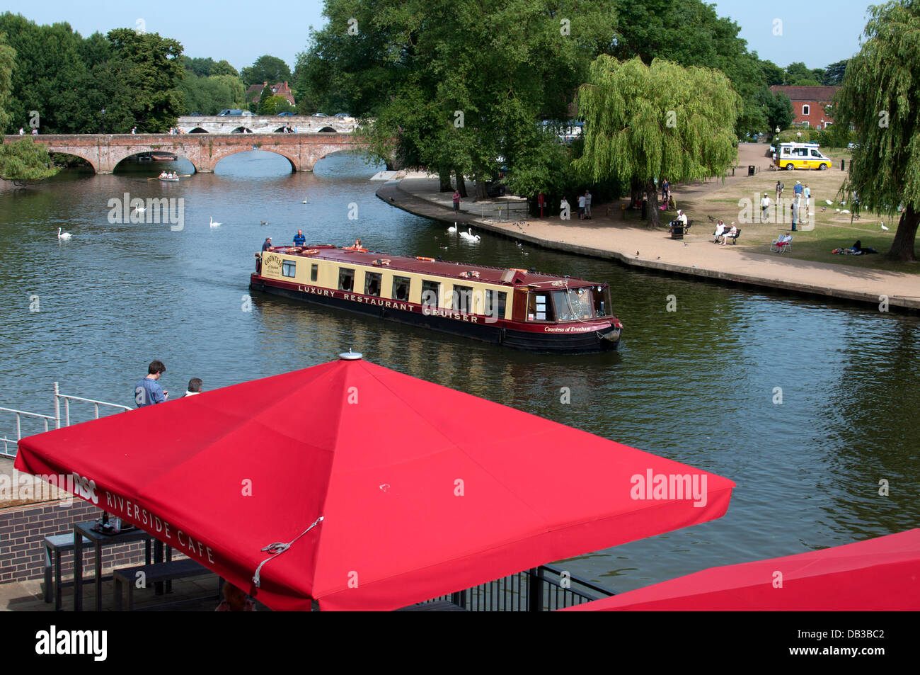 Bateau restaurant sur la rivière Avon, Stratford-upon-Avon, Royaume-Uni Banque D'Images