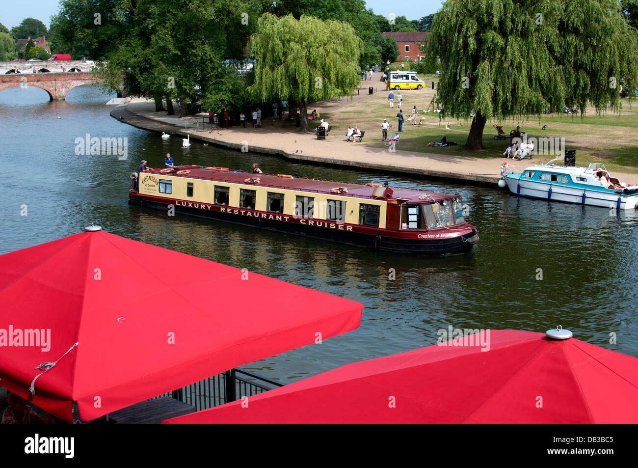 Bateau restaurant sur la rivière Avon, Stratford-upon-Avon, Royaume-Uni Banque D'Images