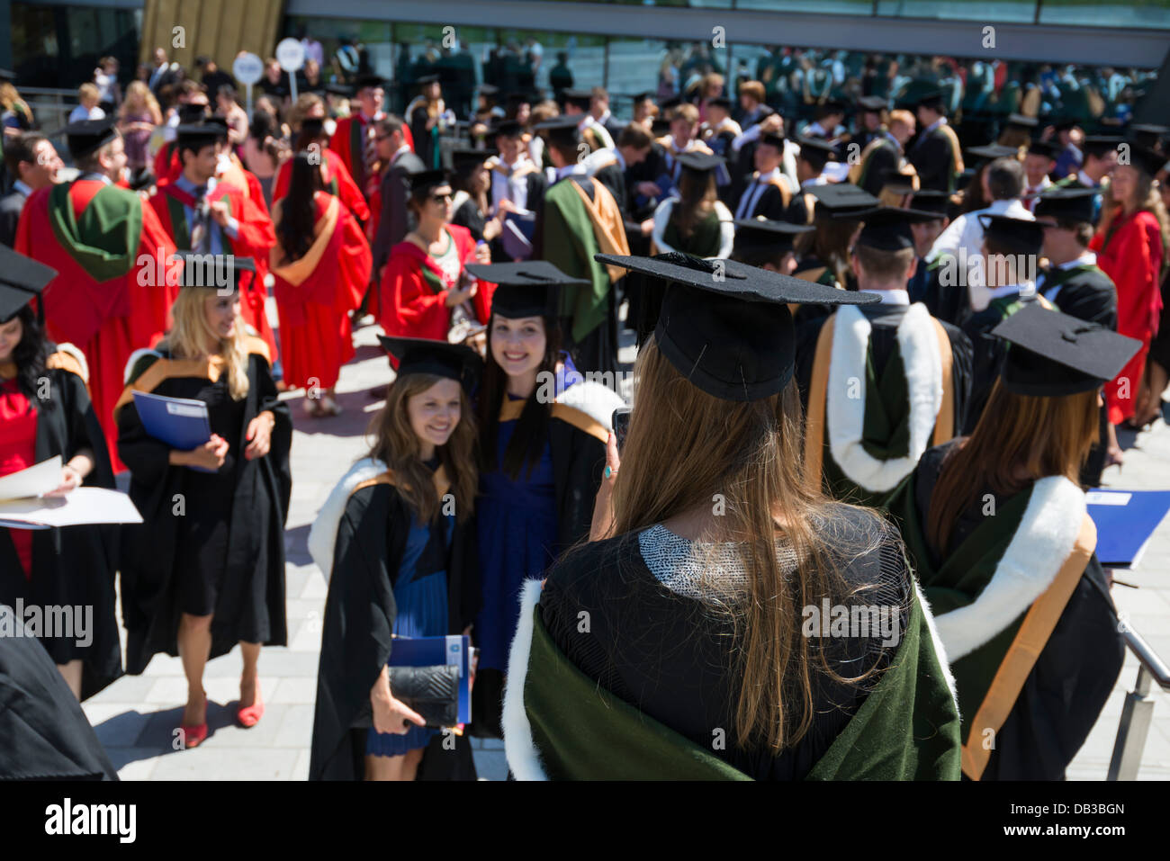 Les étudiants de l'Université de Sheffield pour célébrer le jour de la remise des diplômes avec cérémonie traditionnelle hat jeter South Yorkshire Angleterre Banque D'Images