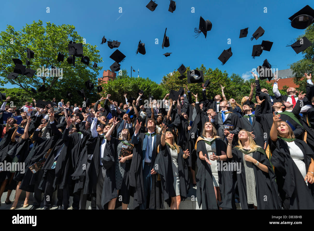 Les étudiants de l'Université de Sheffield pour célébrer le jour de la remise des diplômes avec cérémonie traditionnelle hat jeter South Yorkshire Angleterre Banque D'Images