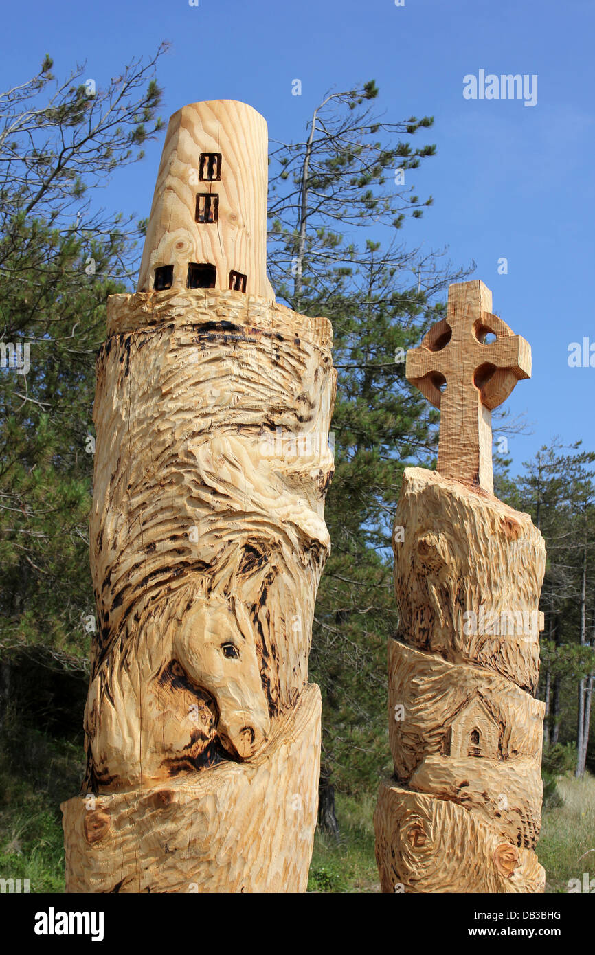 Les troncs d'arbres sculptés représentant les attractions touristiques de l'île Llanddwyn Banque D'Images