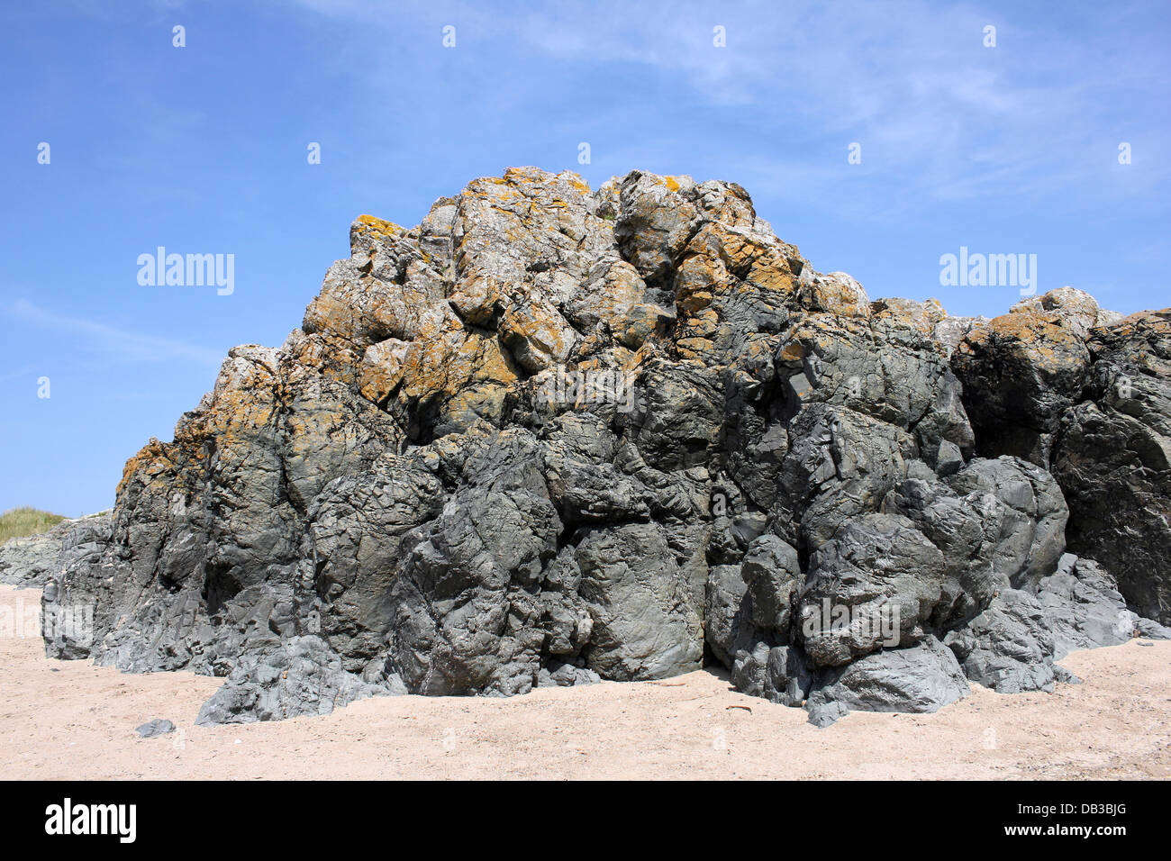 De laves basaltiques sur l'île Llanddwyn, Anglesey Banque D'Images