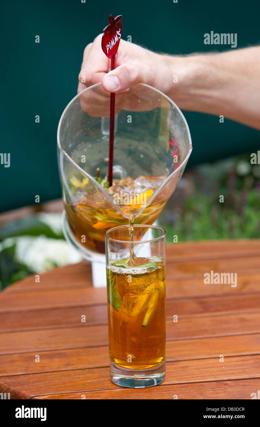 Verseuse Pimms et verres sur le plateau le gazon Wimbledon Tennis Championships Banque D'Images