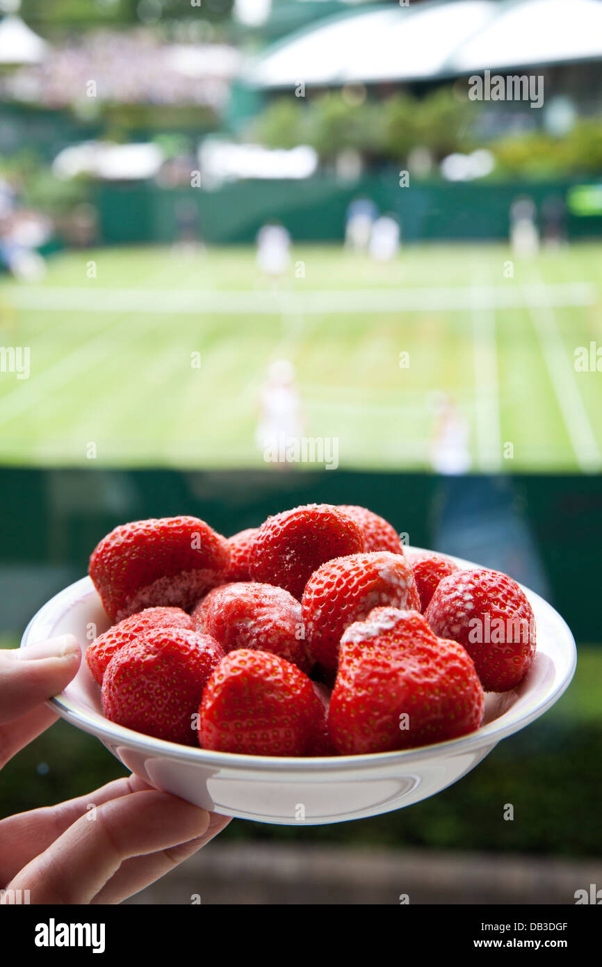 Fraises et Crème à Wimbledon Tennis Championships Banque D'Images