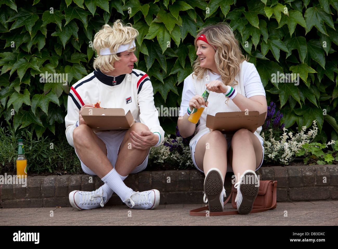 Tennis fans de manger la pizza sur la promenade Sainte-marie 2012 Wimbledon Championships Banque D'Images