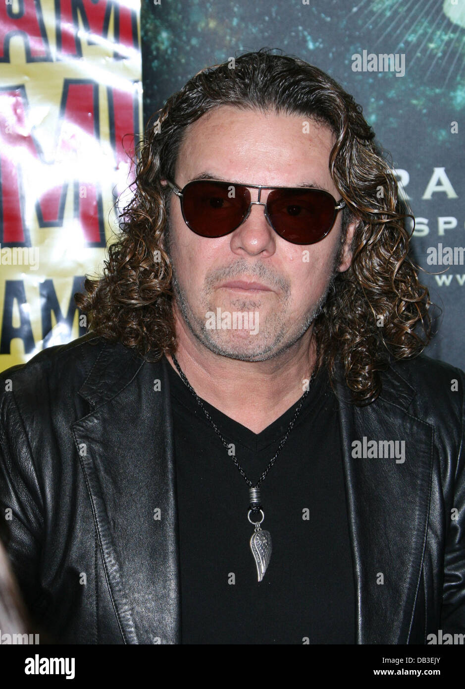 Fher Olvera les membres de la bande de Maná' signer des copies de leur nouvel album 'Drama y Luz' à l'Amoeba Music Hollywood, Californie - 12.04.11 Banque D'Images